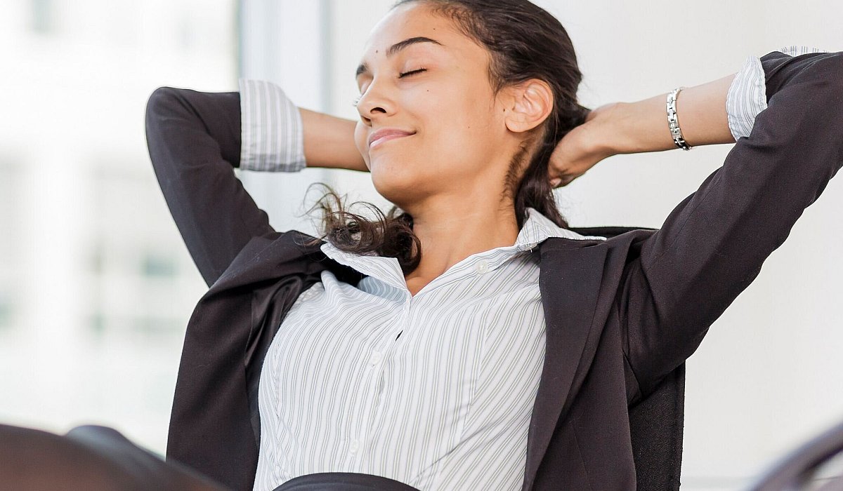 Frau lehnt sich zufrieden zur&uuml;ck - Monique W&uuml;stenhagen/dpa-tmn