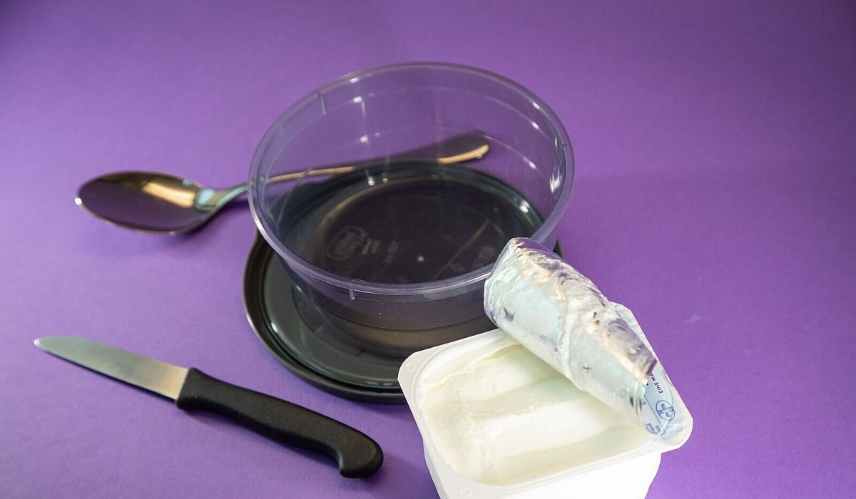 Ein Becher Quark steht neben einer Sch&uuml;ssel - Christin Klose/dpa-tmn