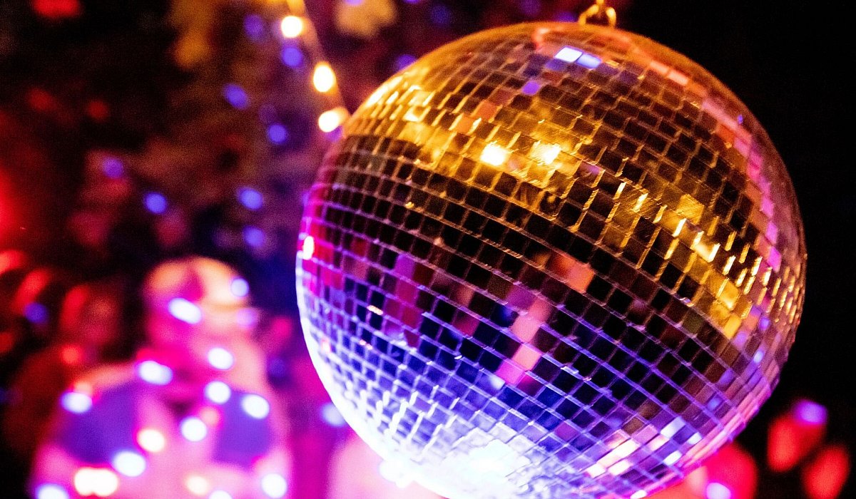 Diskokugel glitzert bei einer Feier - Christoph Soeder/dpa/dpa-tmn