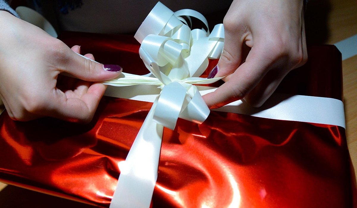 Weihnachtsgeschenk wird eingepackt - Peter Steffen/dpa/dpa-tmn