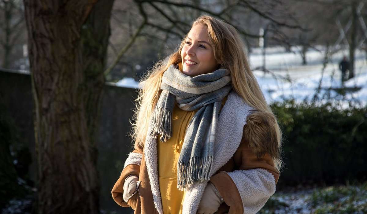 Frau geht im Park spazieren - Christin Klose/dpa-tmn