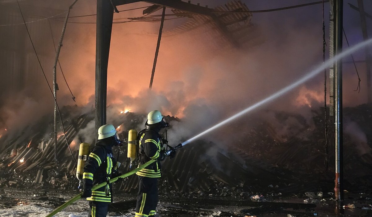 Feuer bei Remondis am 10.10.25 - Feuerwehr Dörentrup