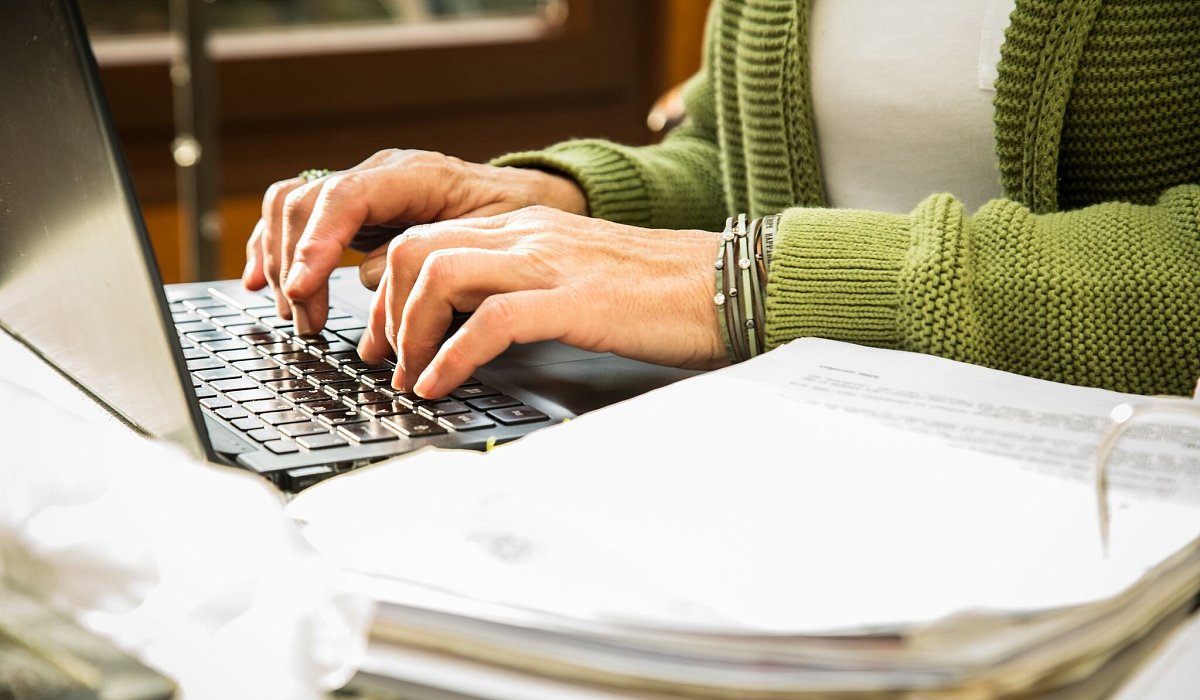 Eine Frau arbeitet an einem Laptop - Christin Klose/dpa-tmn