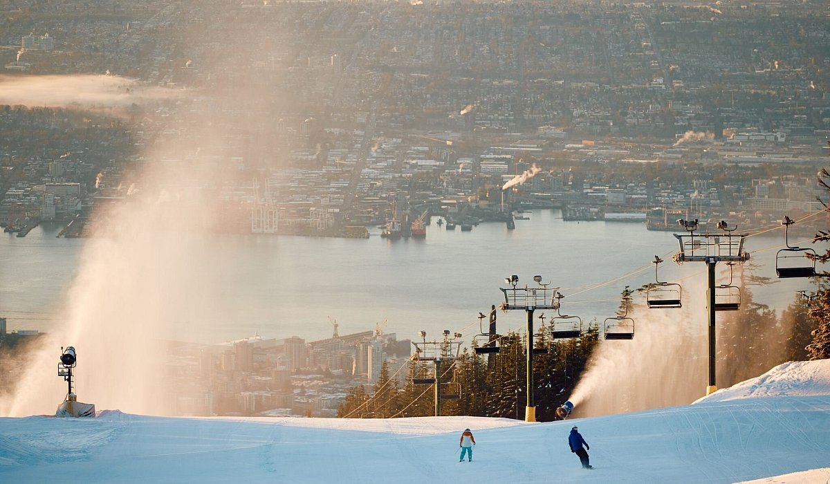 Ski- und Snowboardfahrer im Grouse Mountain Resort - Hubert Kang/Destination Vancouver/Kindred & Scout/dpa-tmn