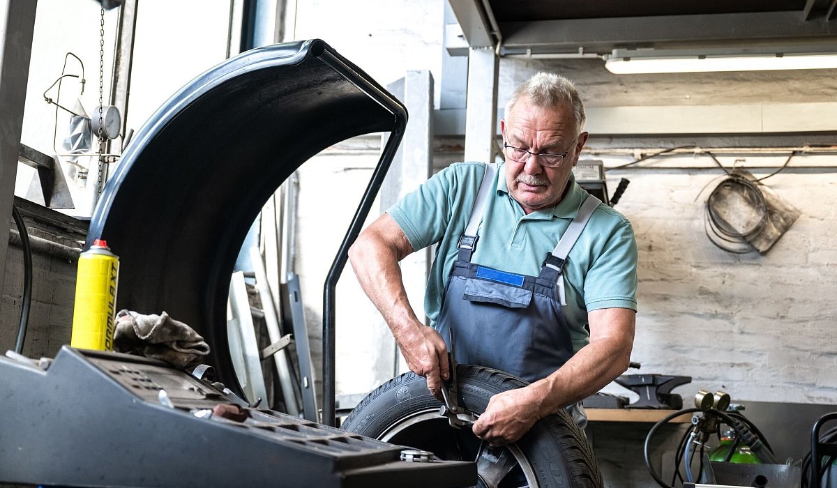 Ein Mann arbeitet in einer Autowerkstatt - Benjamin Nolte/dpa-tmn
