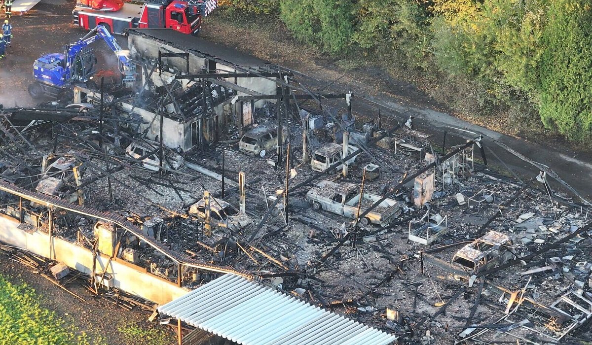 Großbrand zerstört Oldtimer-Lagerhalle - Sascha Thelen/dpa