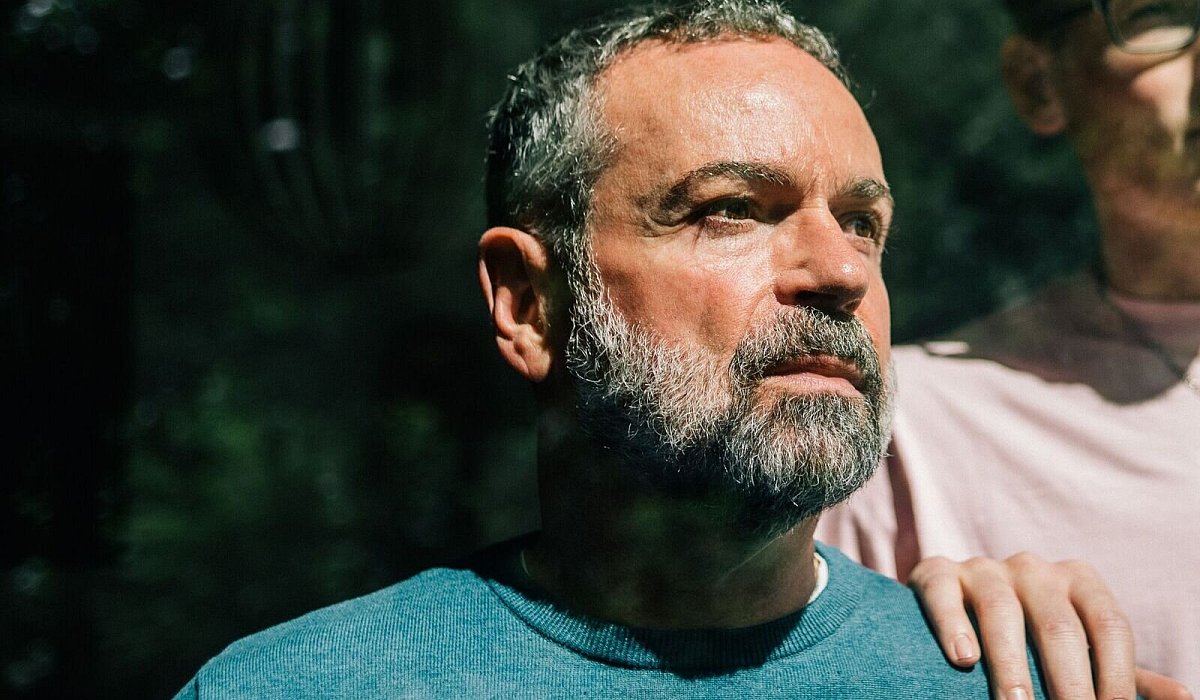 Ein Mann blickt aus dem Fenster - Zacharie Scheurer/dpa-tmn