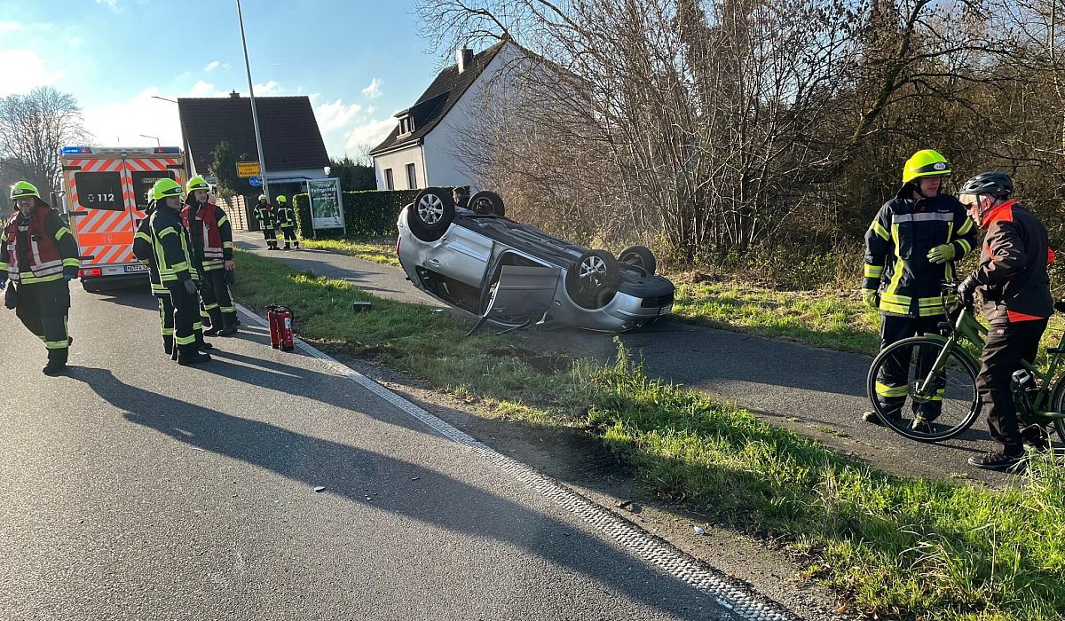 Auto &uuml;berschl&auml;gt sich - Polizei M&ouml;nchengladbach/dpa