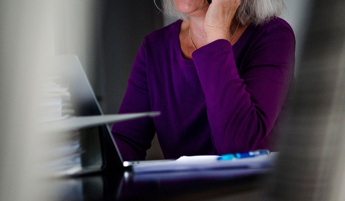 Eine Frau arbeitet am Laptop - Finn Winkler/dpa/dpa-tmn