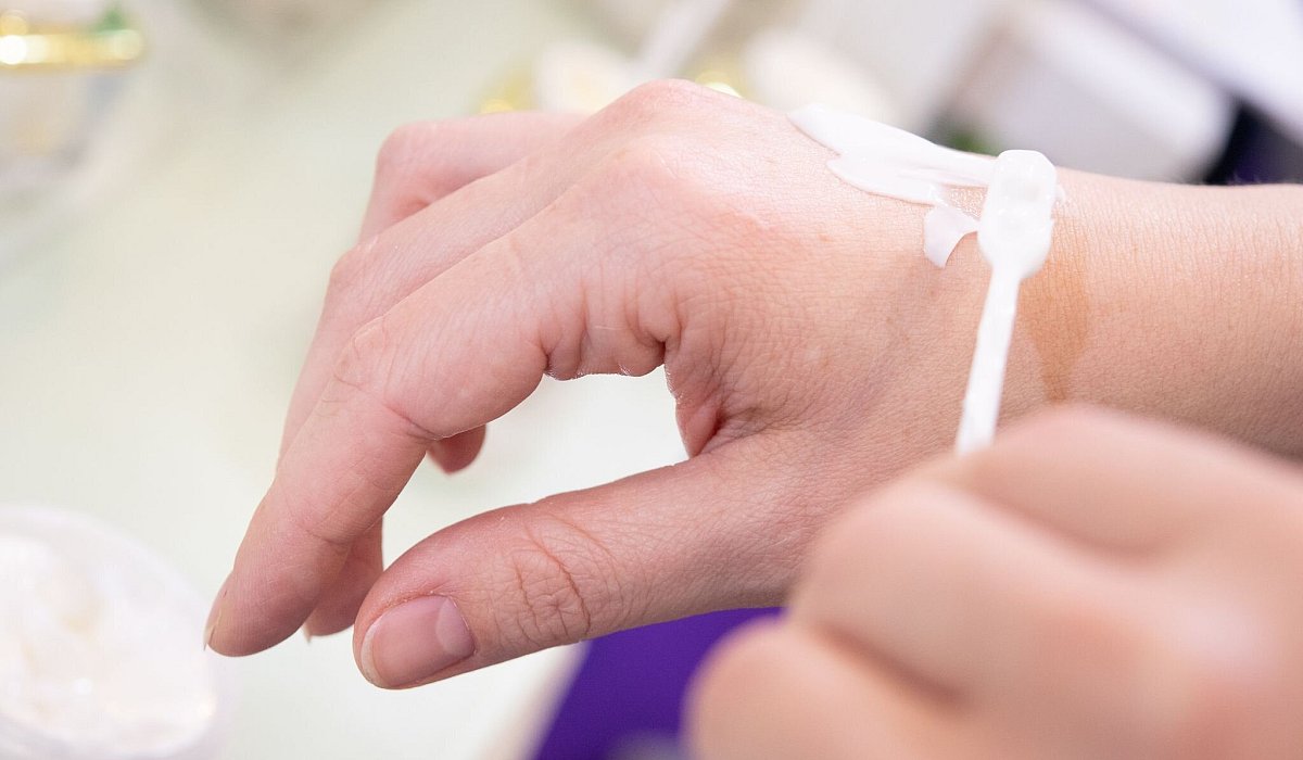 Ein Frau testet eine Handcreme - Franziska Gabbert/dpa-tmn