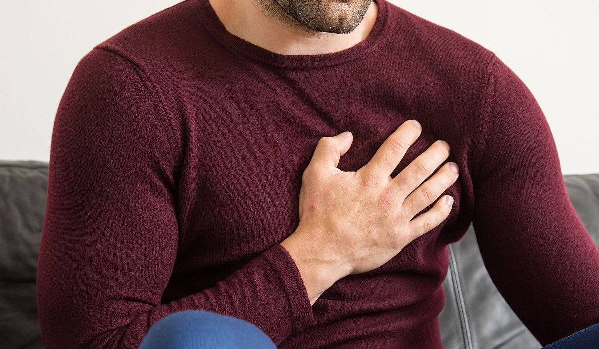 Ein Mann hält sich vor Brustschmerzen die Brust - Christin Klose/dpa-tmn