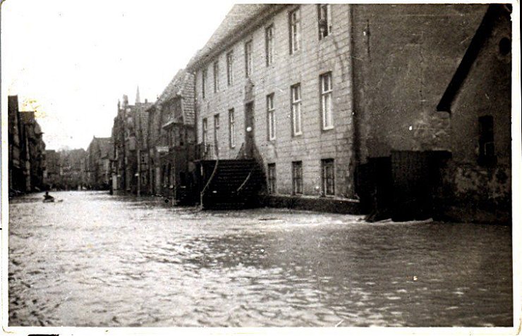 Anno 1946: Das Bega-Hochwasser flutete damals weite Teile der  historischen Neustadt. Im Vordergrund die Alte Abtei an der unteren Breiten Straße. - © Archivfoto: Privat