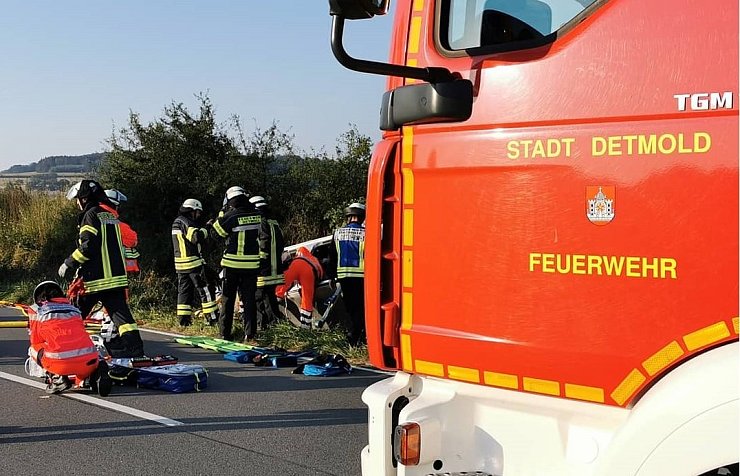 Die verletzte Person musste aus dem Fahrzeug gerettet werden. - © Feuerwehr Detmold