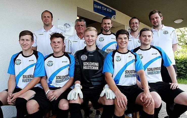 Die Verantwortlichen (hinten, von links) Trainer Bastian Möller, Torwarttrainer Dieter Wächter, "Co" Jakob Epp, Andre Patscha (Trainer Zweite) und Obmann Matthias Kuhlmann mit den neuen Spielern (vorne, von links) Kevin Meinert, Gianluca Rottmann, Christopher Reuter, Daniel Schlickwei und Lukas Kanne. - © Foto: privat
