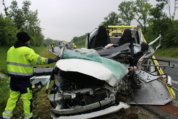 Die Ostwestfalenstraße musste nach einem schweren Unfall stundelnag für den verkehr voll gesperrt werden. - © Daniel Hobein/Feuerwehr Bad Salzuflen