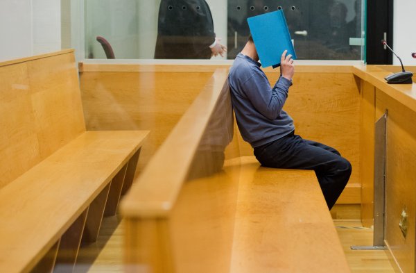 Der Angeklagte Ibrahim B. kommt mit Handfesseln ins Landgericht. Der 44-Jährige soll 2007 die achtjährige Jenisa aus Hannover getötet haben. - © DPA