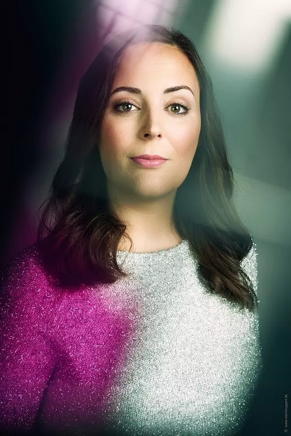 Sandra da Vina präsentiert am Samstag, 18. April, einen wilden Mix aus Stand Up Comedy, Lyrik und Literatur. - © Marvin Ruppert