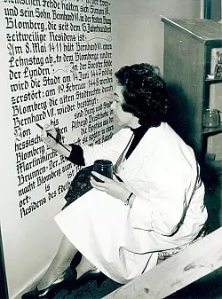Die Zeichnerin Katrin H&ouml;ngesberg hat die Buchstaben an die Wand im Flur des Rathauses gebracht, wie das Archivfoto beweist. - &copy; Repro: LZ