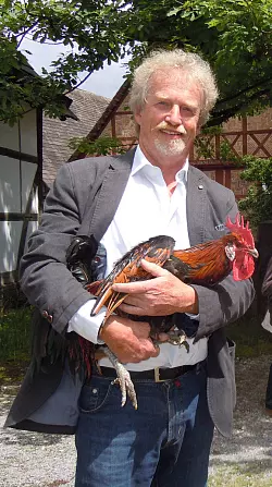 Siegreicher Hahn, stolzer Besitzer: Der Bergische Kräher von Ludwig Bartmann gewinnt den Wettbewerb. - © Dominik Tegeler