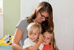 Jennifer mit ihren beiden Kindern Kjell (links) und Malea (rechts). - © Hilal Ünal