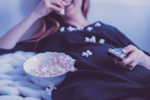Gemütlich auf der Couch liegen und Serien gucken: Für die dunkle Jahreszeit haben wir ein paar Tipps zusammengestellt. - © Pixabay