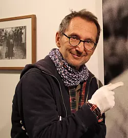 Der Hamburger Fotograf Martin Langer bei einer Pr&auml;sentation seiner Bilder in der Kommunalen Galerie 2016 - &copy; Maria Frickenstein