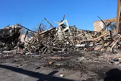 Eine Ruine ist nach dem Gro&szlig;brand &uuml;brig geblieben. Es besteht Einsturzgefahr. - &copy; Janet K&ouml;nig