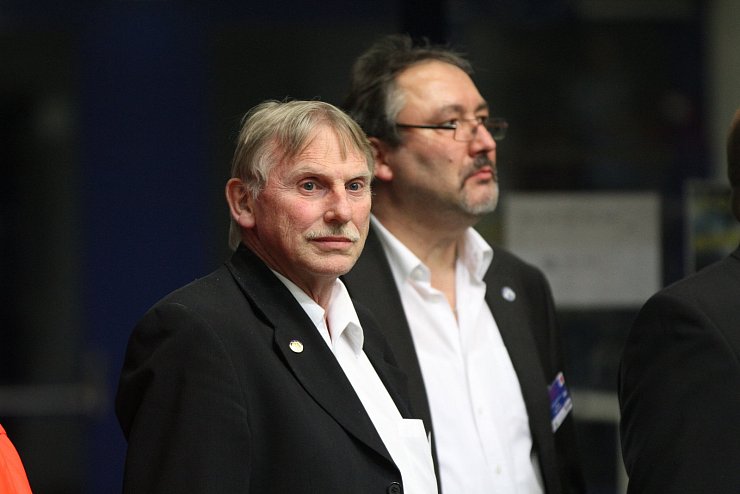 Traurige Blicke: Turnierchef Wolfgang Polduwe (vorne) und Frank Gehrmann. - © Sebastian Lucas