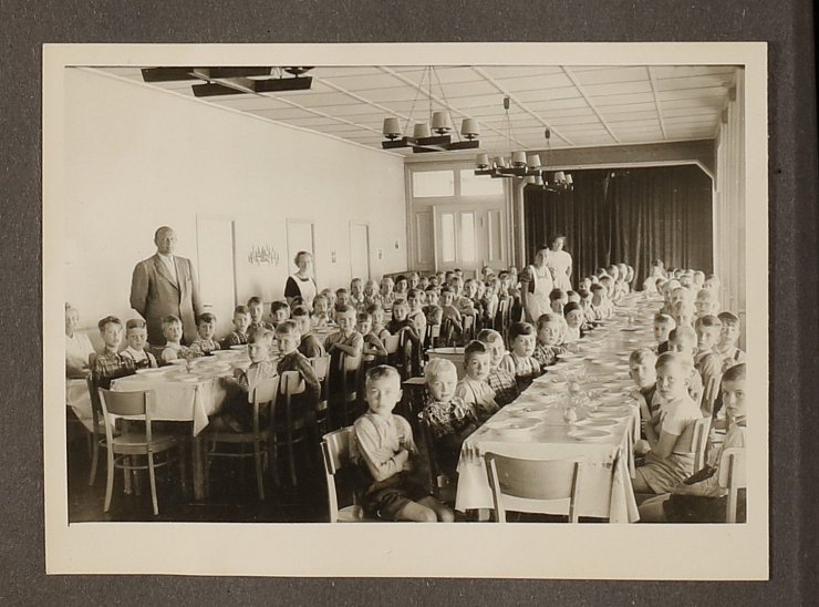 Diese Aufnahme entstand in den 50er Jahren auf Amrum im Erholungsheim des damaligen Kreises Detmold in Wittdün.  - © Kreis Lippe
