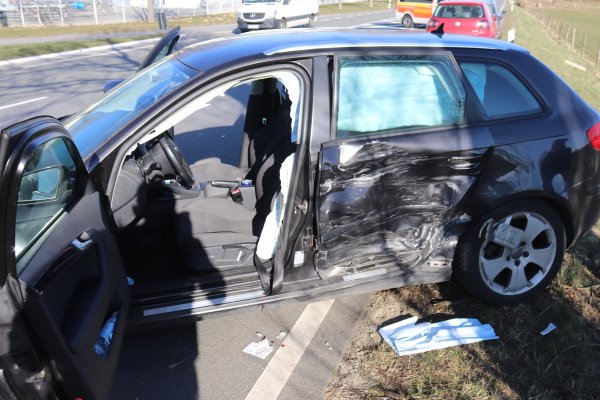 Bei einem Unfall in Bergheim ist ein Autofahrer verletzt worden. - © Polizei Höxter