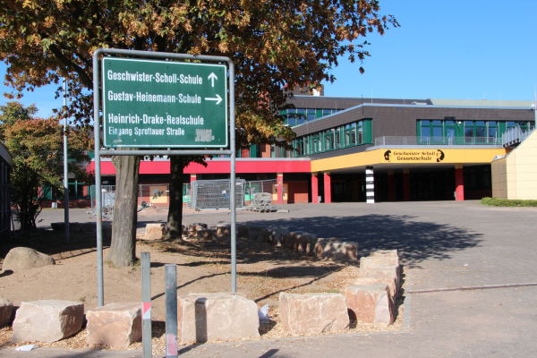 Stadt Detmold richtet eine Notunterkunft für Geflüchtete in der „Grünen Halle" ein. - © Jana Beckmann