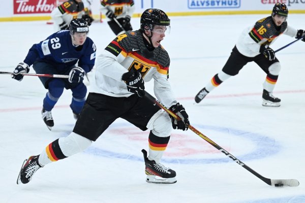 Die DEB-Junioren um Kevin Bicker setzten sich zum Start der U20-WM gegen Finnland durch. - © Björn Larsson Rosvall/TT News Agency/AP/dpa