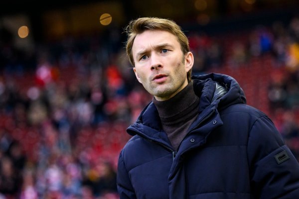 Leverkusens Geschäftsführer Sport Simon Rolfes steht vor dem Spiel im Stadion. - © Tom Weller/dpa