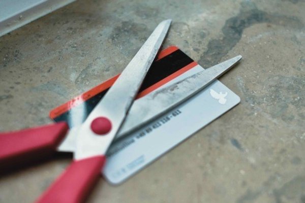 Verbraucherschützer raten, Chip und Magnetstreifen sowie die Bereiche mit persönlichen Daten auf Chipkarten gezielt zu zerschneiden. - © VZ NRW/dpa-tmn