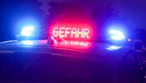 Der Hinweis «Gefahr» leuchtet auf dem Dach eines Einsatzwagens der Polizei. - © Jan Woitas/dpa/Symbolbild