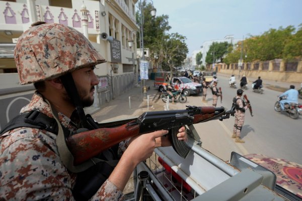 Paramilitärische Soldaten stehen Wache: Die Lage vor den Wahlen in Pakistan mit mehr als 240 Millionen Einwohnern ist angespannt. - © Fareed Khan/AP/dpa
