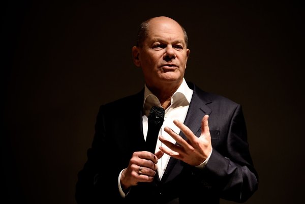 Bundeskanzler Olaf Scholz spricht in seiner Funktion als Bundestagsabgeordneter im Rahmen eines Wahlkreisgespräches mit Bürgerinnen und Bürgern. - © Carsten Koall/dpa