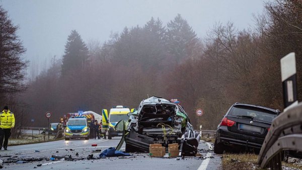 Zwei Autos stehen zerstört auf der Bundesstraße 1. Bei dem Verkehrsunfall sind am Morgen drei Menschen getötet worden. - © Carsten Rehder/dpa