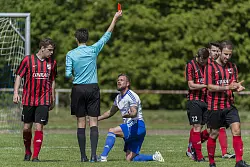 Kniefall: W&auml;hrend der Salzfler Kapit&auml;n Patrick Reinsch beim Schiedsrichter Fabian Lewandowski scheinbar um Gnade bittet, applaudieren die abdrehenden L&ouml;hner Spieler den abzusehenden Platzverweis. - &copy; Egon Penner