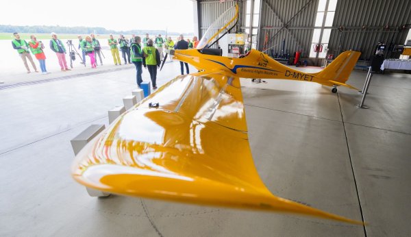 Das E-Flugzeug «Elektra Trainer» am Flughafen Hannover. - © Julian Stratenschulte/dpa