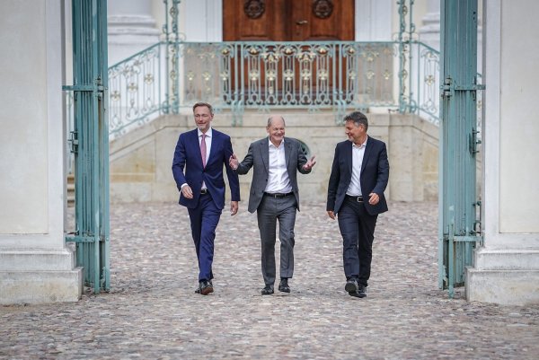 Finianzminister Christian Lindner, Bundeskanzler Olaf Scholz und Wirtschaftsminister Robert Habeckbei der Halbzeit-Klausur des Bundeskabinetts im Schloss Meseberg. - © Kay Nietfeld/dpa