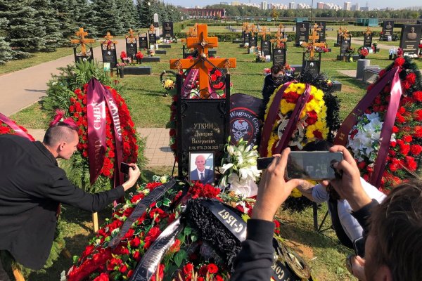 Dmitri Utkin wurde auf dem Föderalen Militärfriedhof bei Moskau beigesetzt. - © Alexander Zemlianichenko/AP/dpa