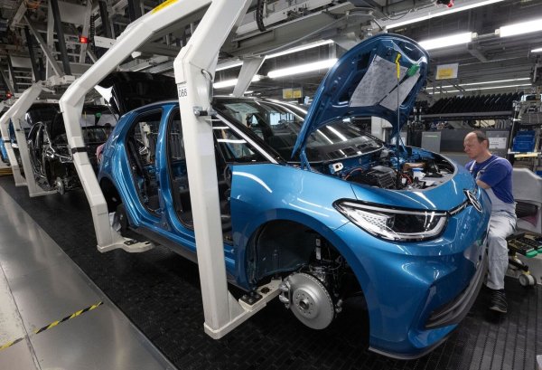 Ein Modell der neuen Generation des ID.3 wird im Werk von Volkswagen in Zwickau montiert. - © Hendrik Schmidt/dpa