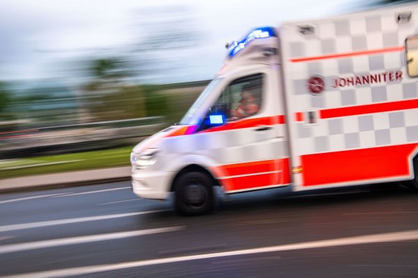 Ein Rettungswagen auf Einsatzfahrt. - © Lino Mirgeler/dpa/Symbolbild
