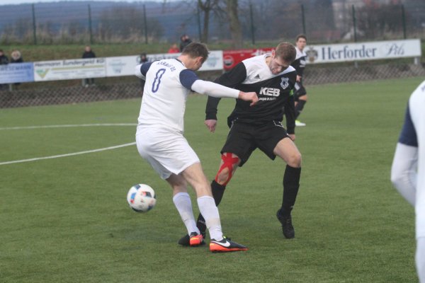 Kampf um den Ball: Der Warburger Kevin Laqua (links) im Duell mit Barntrups Denis Meier. - © Dietmar Welle