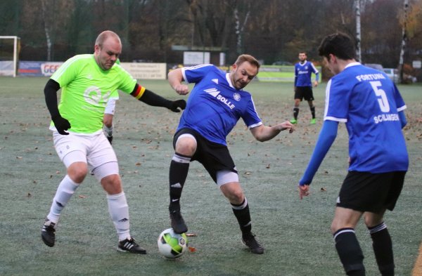Gekonnt: Einen Schritt schneller am Ball ist Fortunen-Akteur Alexander Schemp (rechts) vor Kapitän Markus Rüschenpöhler von der SG Hiddesen-Heidenoldendorf. - © Kai Hahn