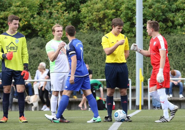 Derby-Zeit in Westlippe: Am Sonntag sehen sich (von links) Oerlinghausens Torwart Christopher Niehaus, die Kapitäne Nils Engmann und Jan Heidschuster sowie Asemissens Keeper Patrick Barthelmeus wieder. Schiedsrichter beim Asemisser 4:1 im Hinspiel war Moritz Busch-Tolkemitt. - © Oliver König