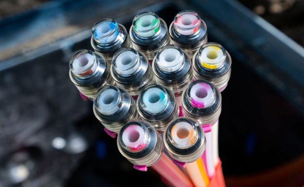 Der Ausbau von schnellem und stabilem Glasfaser-Internet kommt etwas voran. - © Matthias Rietschel/dpa-Zentralbild/dpa