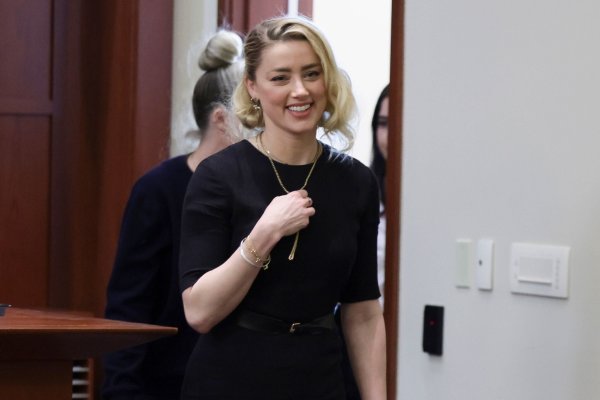 Allen Grund zum Glück: Amber Heard - © Evelyn Hockstein/Pool Reuters/AP/dpa