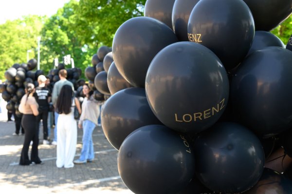 Bei einer Kundgebung für den von der Polizei erschossenen Lorenz steigen schwarze Ballons mit seinem Namen auf. - © Izabela Mittwollen/dpa
